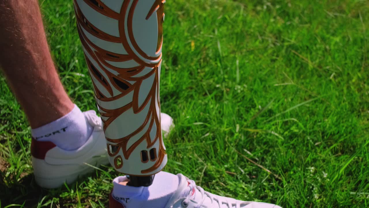 현대적인 3d 프린팅 인공 다리를 가진 사람