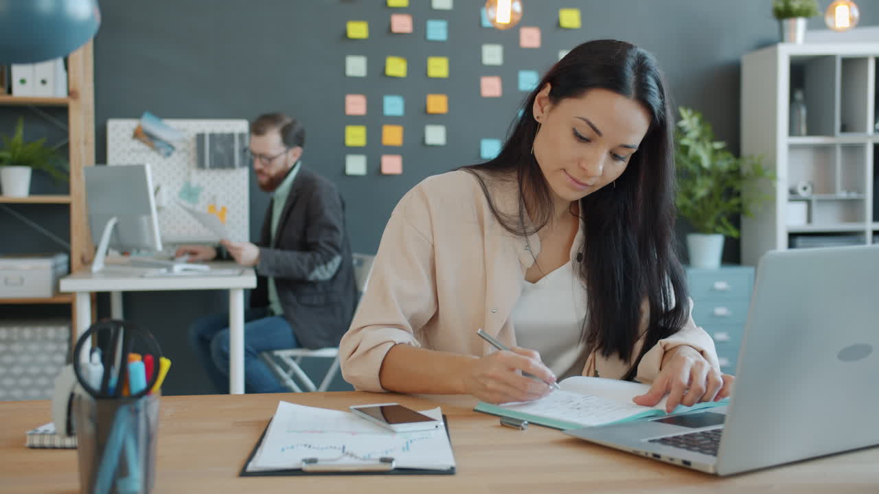 personas de negocios que trabajan en la oficina