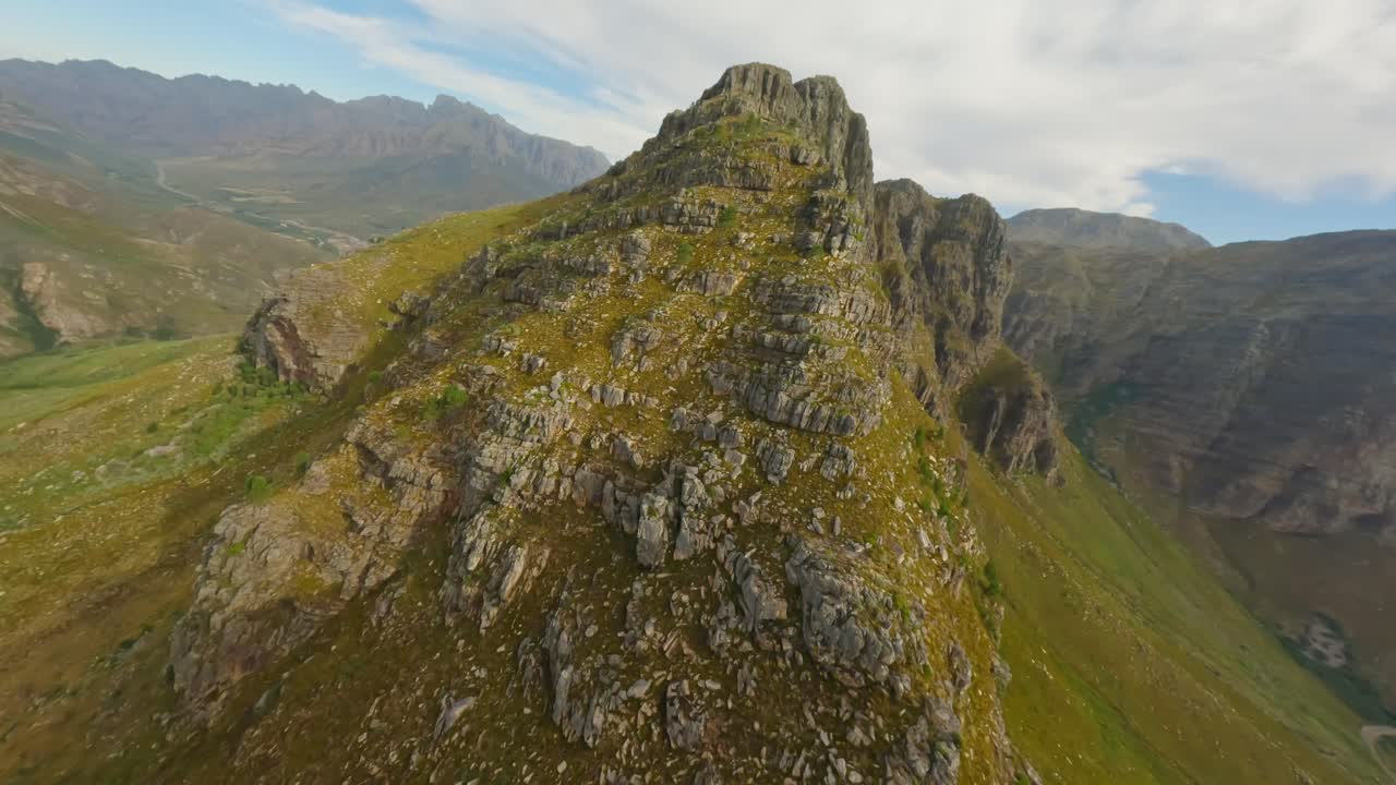 drone volando hacia la cima de la montaña en el du toits kloof cerca de ciudad del cabo