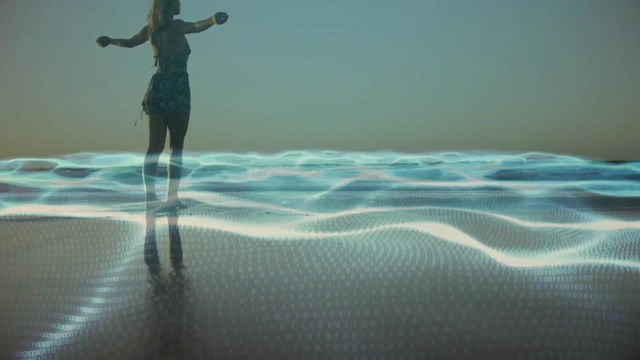 Donna che cammina sulla riva, con un'increspatura che pulsa sulla sabbia bagnata, rallentando, estendendo le braccia verso l'orizzonte, con elementi tecnologici