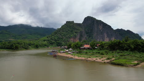 Lokale-Boote-Verstreuen-Sich-Am-Ufer-Des-Mekong-Bei-Pak-Ou-In-Luang-Prabang,-Laos