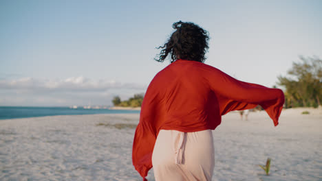 Glückliche-Frau-Genießt-Ihre-Zeit-Am-Strand,-Spielt-Und-Geht-In-Einem-Stylischen-Kleid