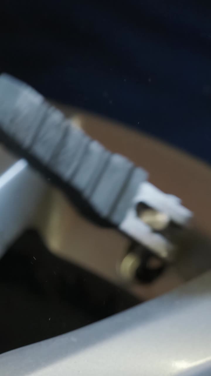 Primo piano della sostituzione della valvola dello pneumatico su una ruota dell'auto.