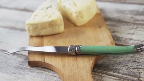 fette di formaggio con coltello