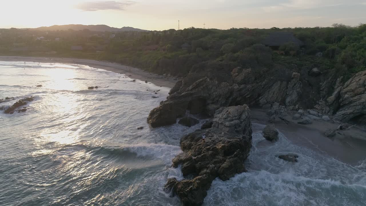 Ripresa aerea della spiaggia di Zicatela con il sole in controluce, Puerto Escondido, Oaxaca.