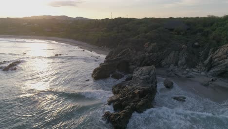 Toma-Aérea-De-La-Playa-De-Zicatela-Con-Luz-De-Fondo-Solar,-Puerto-Escondido,-Oaxaca.