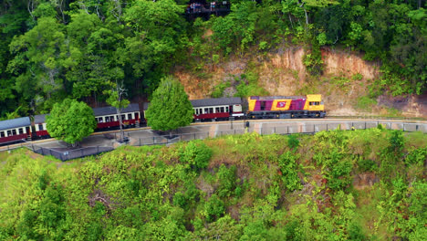 Tren-Con-Turistas-En-El-Ferrocarril-Panorámico-De-Kuranda-En-Kuranda,-Qld,-Australia