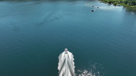 vista aérea de un barco en crucero a través de spirit lake, idaho