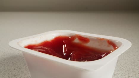 patatas fritas sumergidas en ketchup