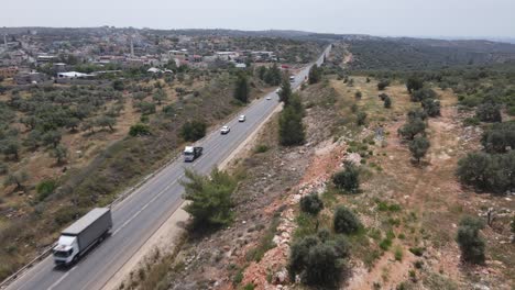 Soldaten-Der-Israelischen-Armee-Auf-Fahrzeugen,-Die-Durch-Die-Landstraße-Fahren,-Kamerafahrt-Aus-Der-Luft