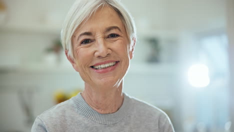 Emocionado,-Sonrisa-Y-Rostro-De-Mujer-Mayor-En-Una-Casa