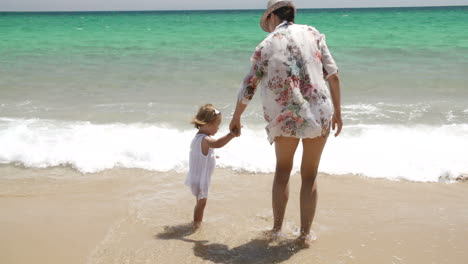 Mutter-Und-Tochter-Verbringen-Sommerzeit-Am-Strand