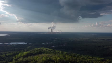 Modernes-Kohlekraftwerk-Mit-Dramatischem-Himmel---Luftaufnahme