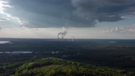 planta de energía de carbón moderna con cielo dramático - antena