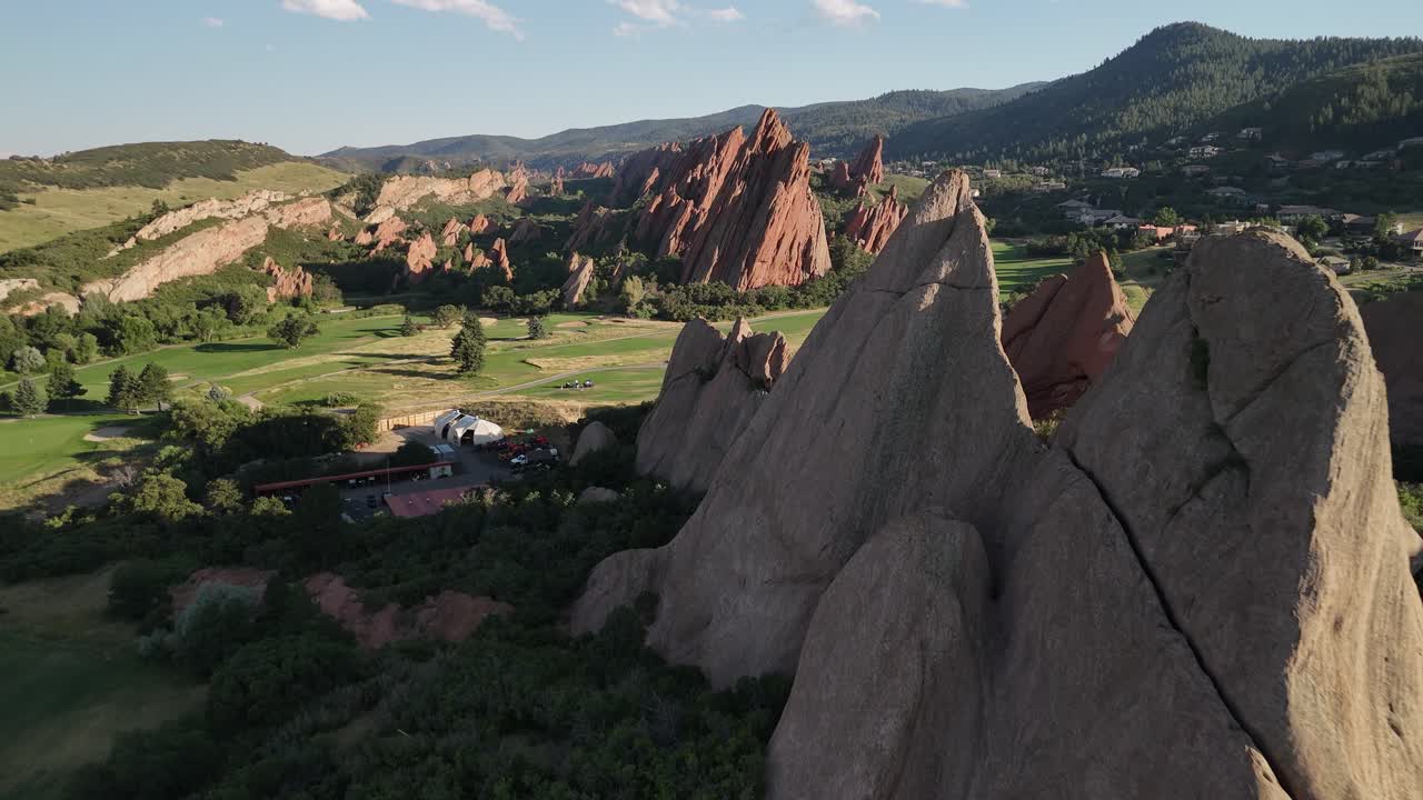 co foothills의 컨트리 클럽에서 극적인 침식된 바위 지느러미 형식