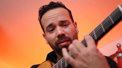 hombre barbudo tocando la canción en la guitarra