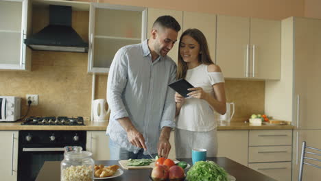 pareja cocinando juntos en la cocina