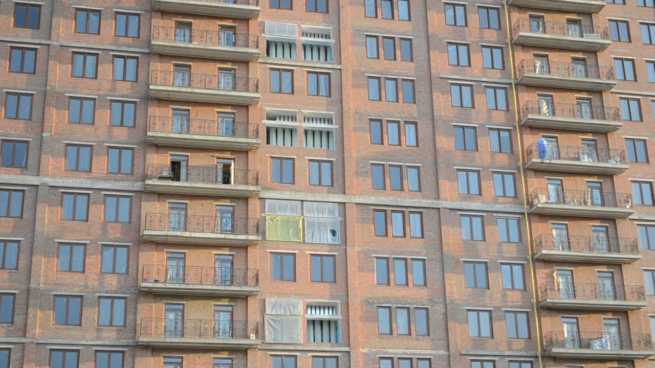 Construção de um complexo multifuncional de escritórios e hotel