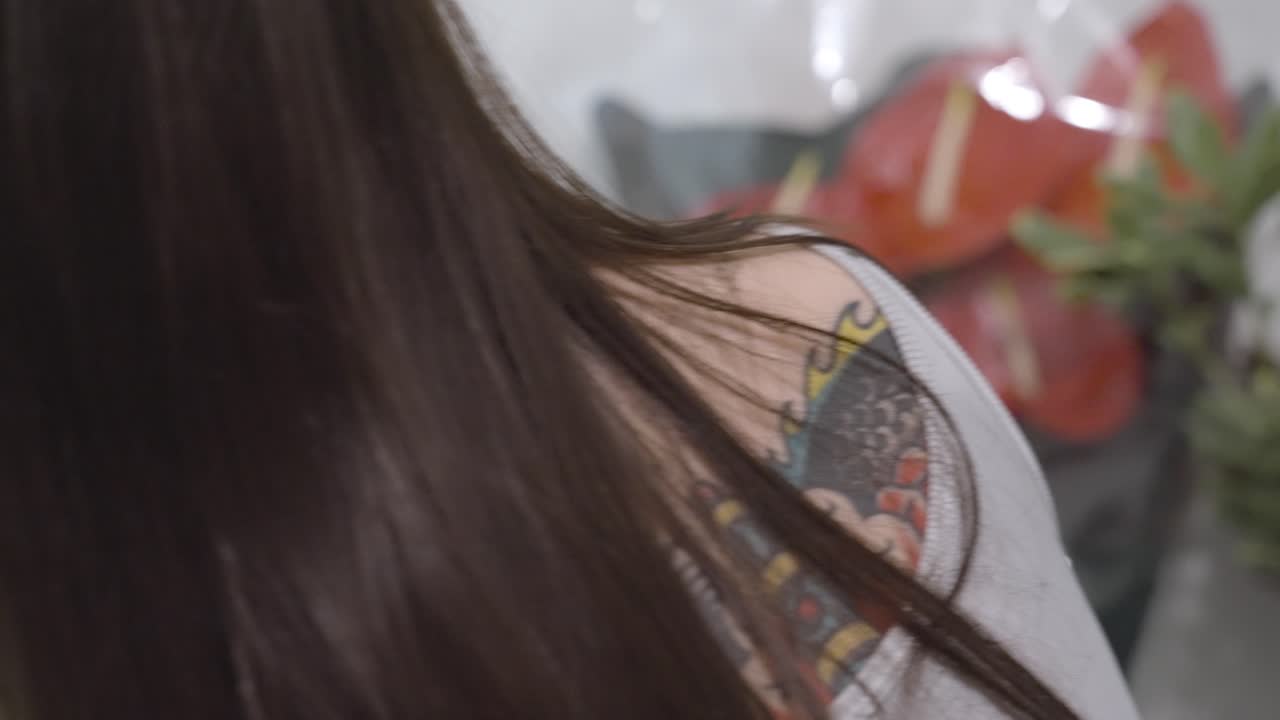 floristería trabajando en un ramo y procesando flores