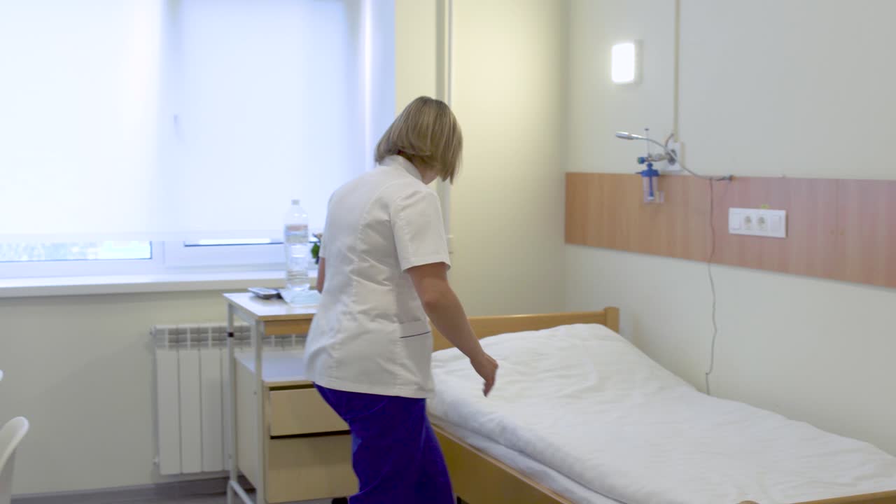 la enfermera está trabajando en una habitación del hospital