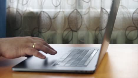 manos de un hombre de negocios trabajando en una computadora portátil en la oficina. cerrando