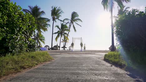 Acercándose-Al-Lugar-De-Celebración-De-Una-Boda-Instalado-En-Una-Playa-De-Una-Isla-Tropical