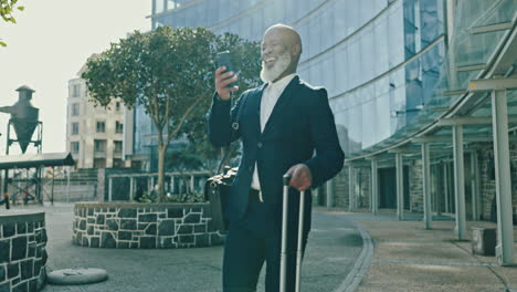 hombre de negocios, equipaje y teléfono en la ciudad para feliz