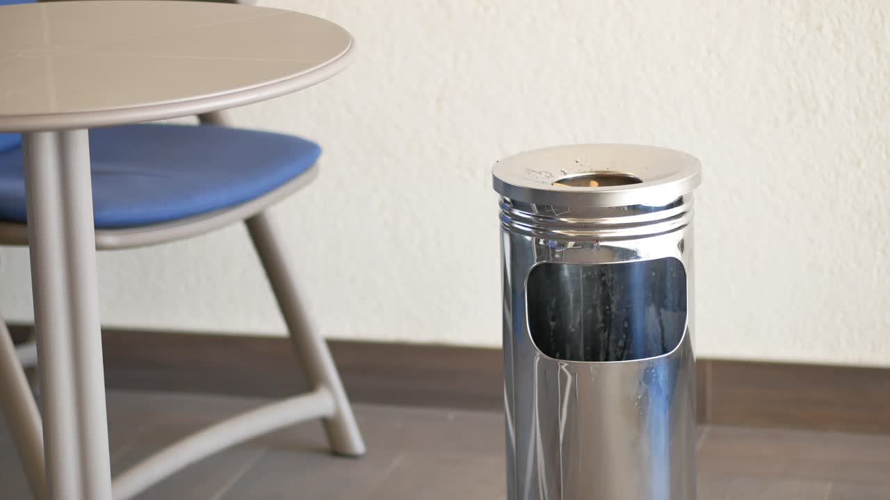 테이블과 의자가 있는 야외 흡연 공간