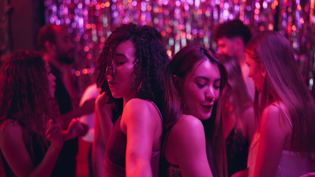 amici che ballano in un nightclub