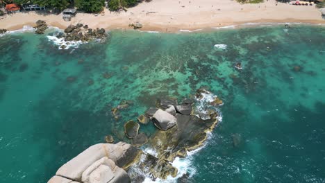 Impresionante-Playa-De-Arena-En-La-Isla-De-Koh-Tao-En-Tailandia---Vista-Aérea-De-Drones