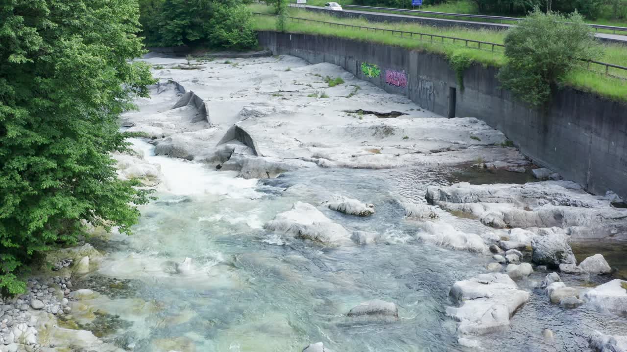 イタリア、セリアーナ渓谷、ベルガモにある、透明な緑色の水が流れるセーリオ川。