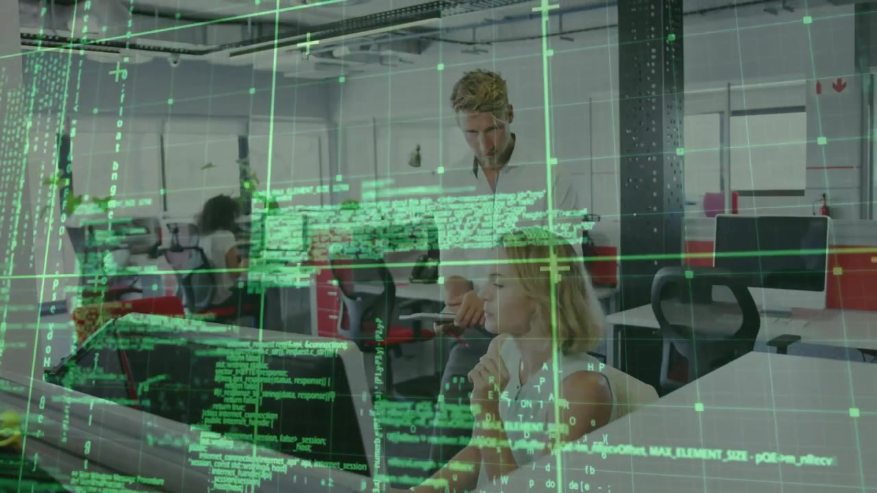 Mann mittleren Alters bedient Smartphone und leitet Frau im Büro an, während ein grünes Code-Overlay zur Fehlerbehebung angezeigt wird.