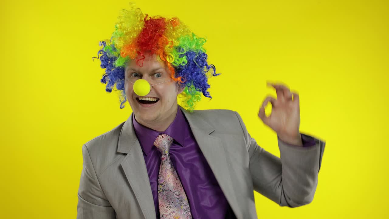 payaso hombre de negocios gerente empresario jefe en peluca espectáculo ok señal. halloween