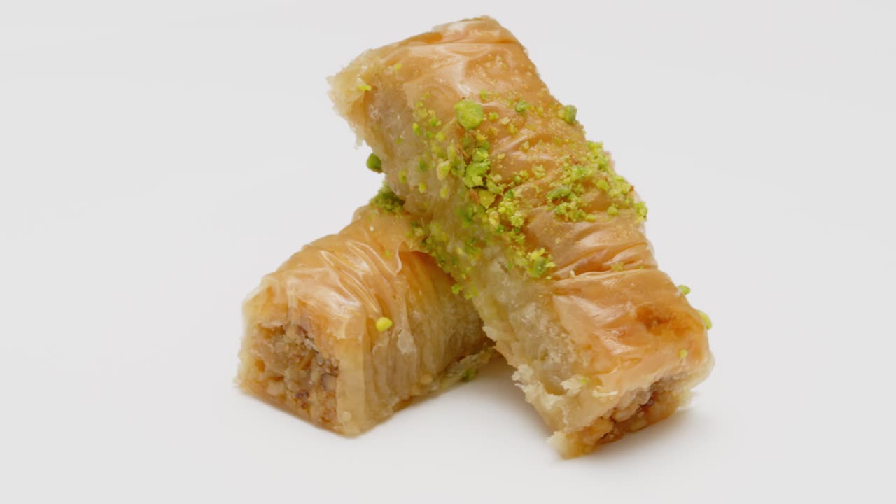 postre de baklava en un fondo blanco rotativo aislado