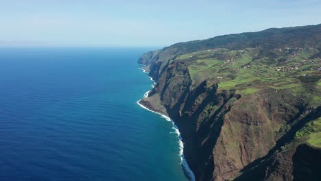 葡萄牙馬德拉島 (madeira island) 的火山懸崖,是世界上最古老的火山之一