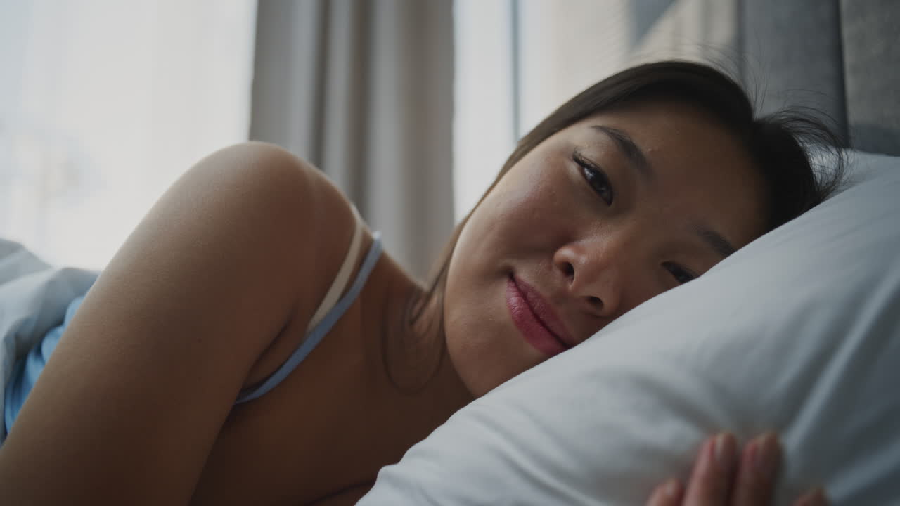 mujer acostada en la cama