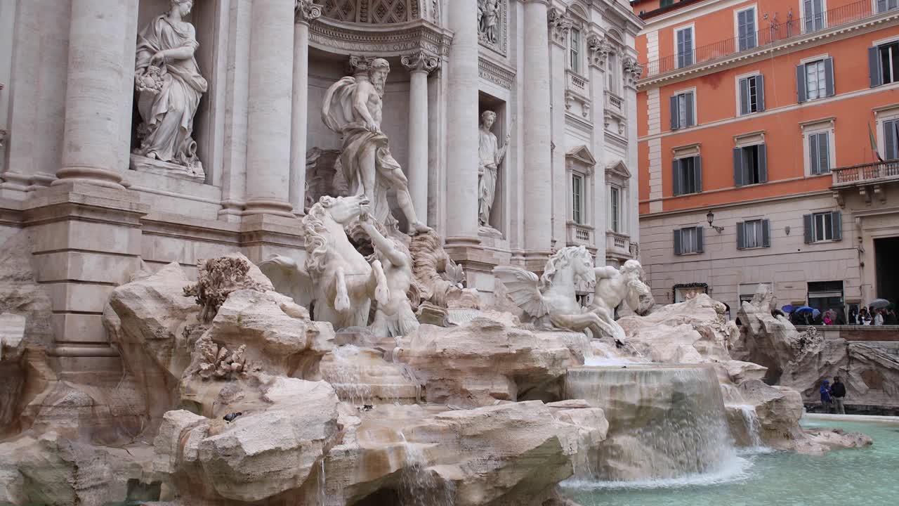 이탈리아 로마에 있는 트레비 분수 (trevi fountain) 는 하루 종일 흐르는 4k 느린 동영상입니다.