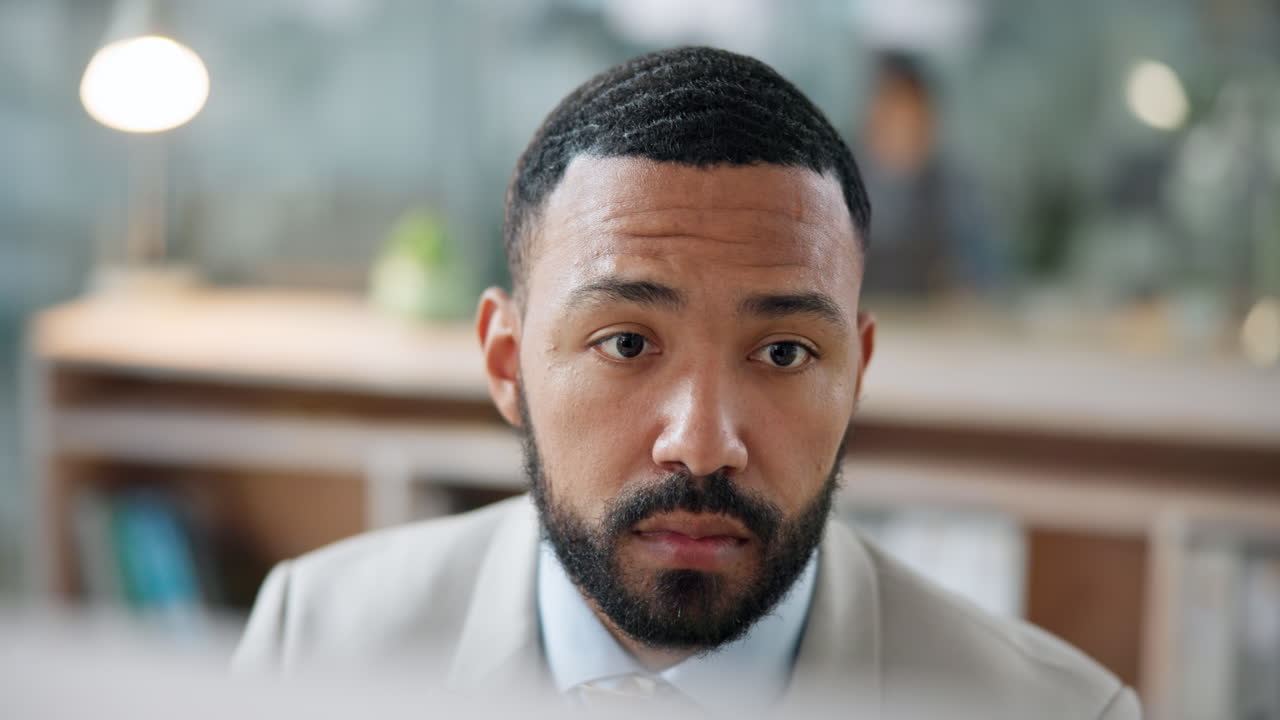 negócios, pensamento e homem com estresse