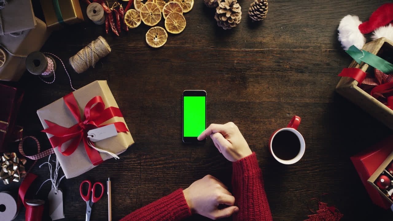 vista superior manos de navidad bebiendo café usando teléfonos inteligentes comprando en línea desde arriba - dragón épico rojo