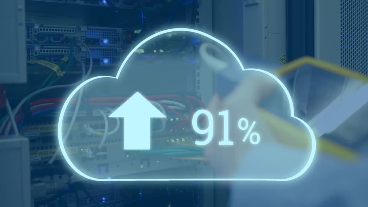 animación del icono de nubes sobre una trabajadora caucásica inspeccionando la sala del servidor