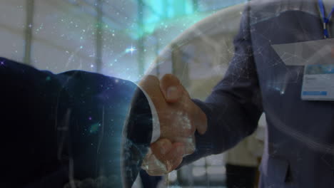 animación del procesamiento de datos y el globo sobre los hombres de negocios caucásicos estrechando la mano