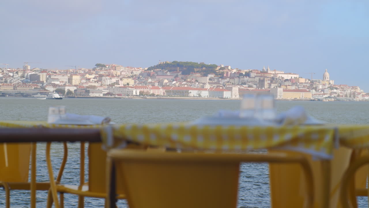 포르투갈의 테조 강 위의 빈 식당