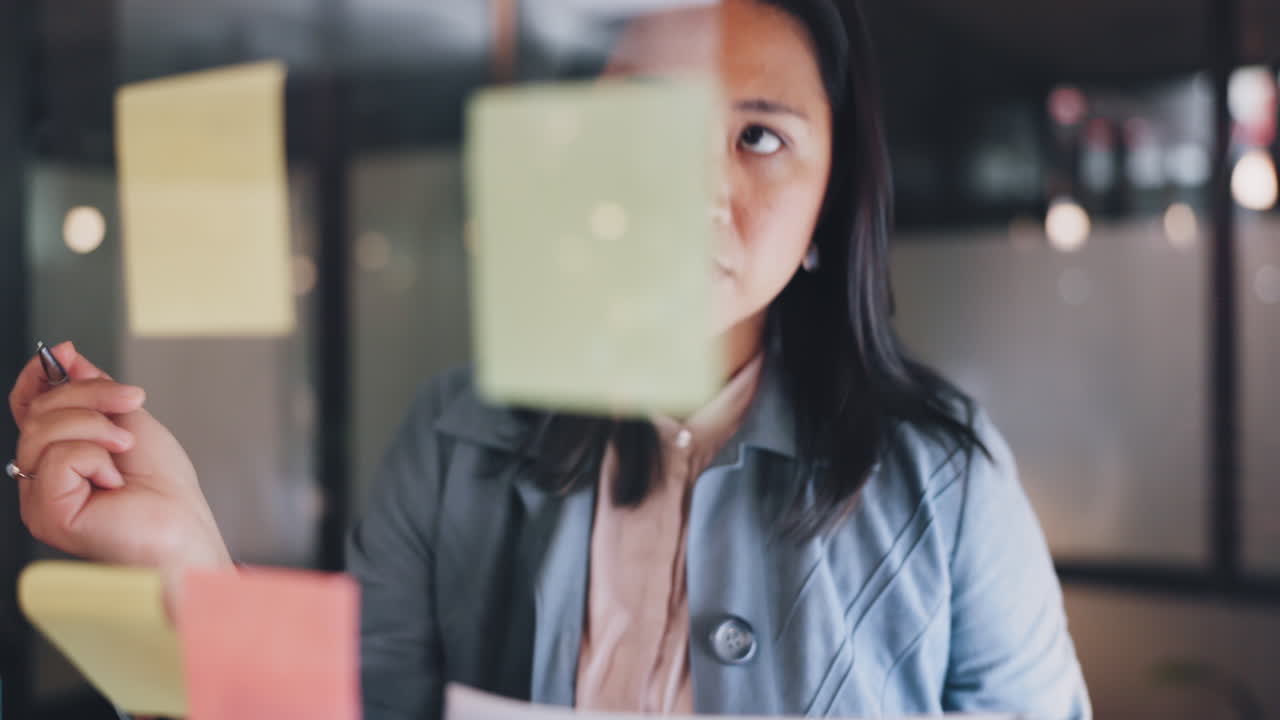 스티키 노트, 글쓰기 또는 전략을 계획하는 여성