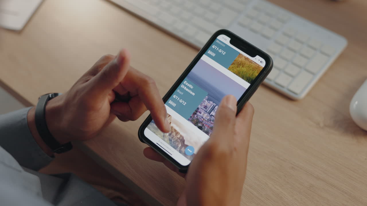 hombre de negocios, manos o pantalla de teléfono con aplicación de viaje