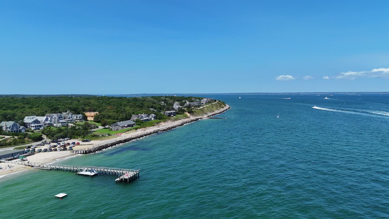 Vista aerea con drone di spiaggia sabbiosa e onde oceaniche in una giornata di sole a Martha's Vineyard, Massachusetts, USA.