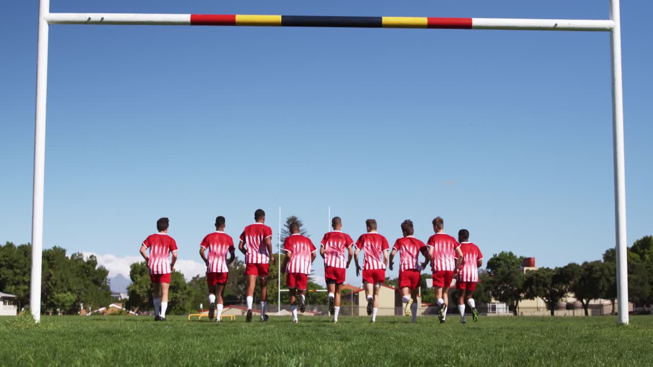 경기장에서 훈련하는 럭비 선수들