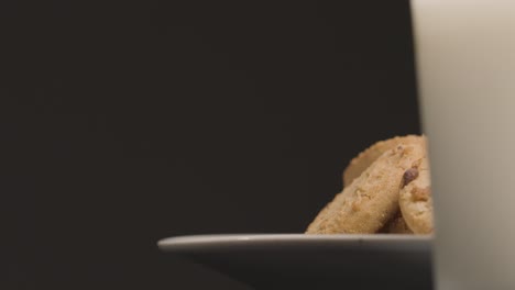 disparo de cerca de un plato de galletas girando