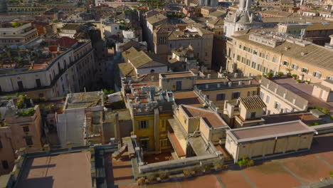 Hochwinkelansicht-Von-Gebäuden-Im-Stadtbezirk.-Neigen-Sie-Die-Sehenswürdigkeiten-Im-Historischen-Stadtzentrum-Nach-Oben.-Rom,-Italien