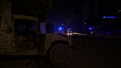 Krankenwagen-Sind-Aus-Der-Ferne-Zu-Sehen,-Während-Ein-Soldatenpanzer-Die-Straße-Bewacht,-Während-Die-Militäroperation-In-Tripolis,-Libanon,-Weitergeht