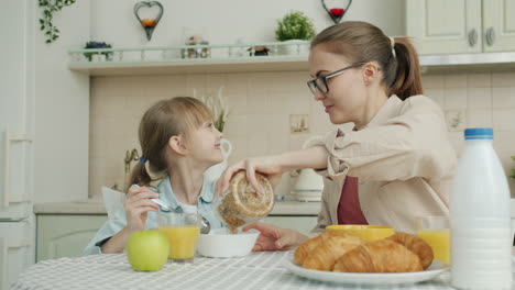 madre e hija desayunando juntos
